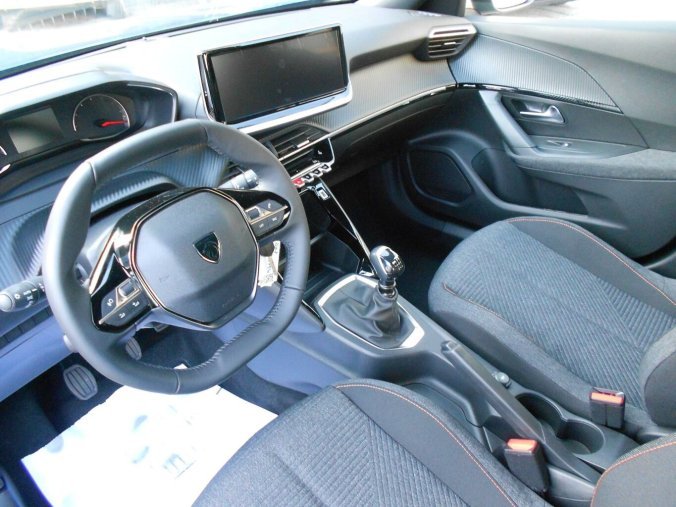 Peugeot 2008, Peugeot 2008 ALLURE Elektromotor 115 kW / 1, barva oranžová