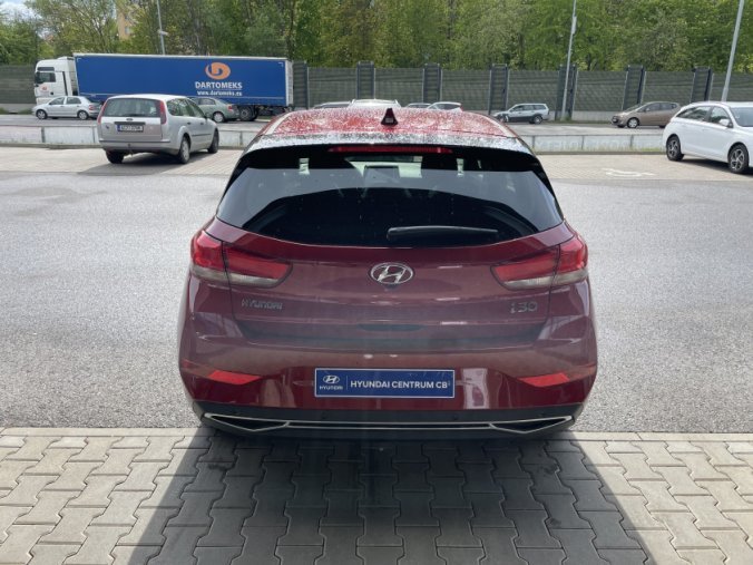 Hyundai i30, 1,5i 81 kW MT, barva červená