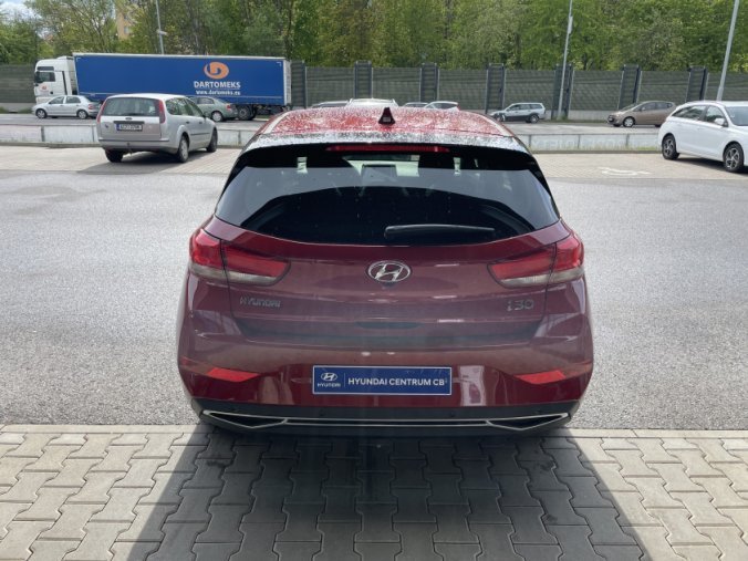 Hyundai i30, 1,5i 81 kW MT, barva červená