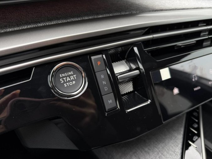 Peugeot 5008, Peugeot 5008 GT e-DCS6 Hybrid, barva bílá