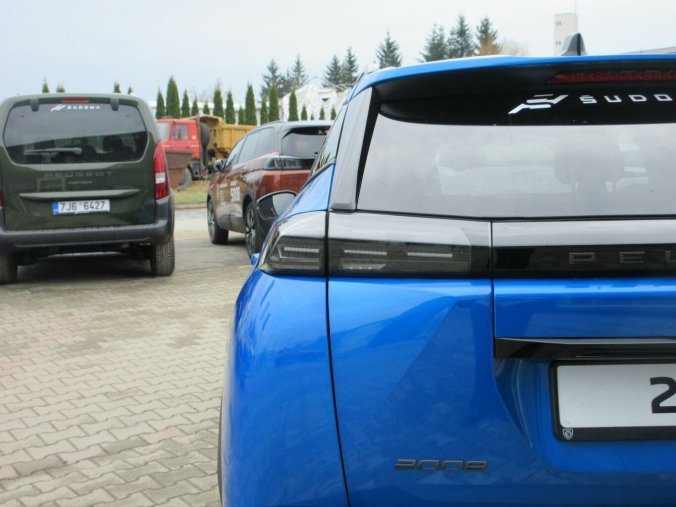 Peugeot 2008, Peugeot 2008 ALLURE PureTech 130 S&S EAT8, barva modrá