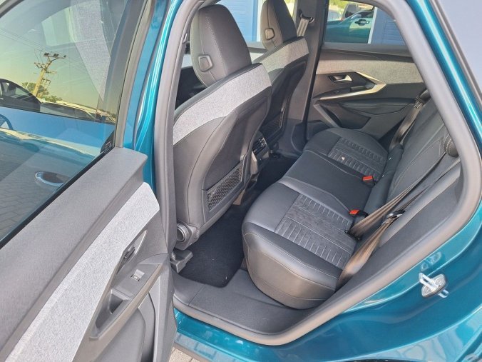 Peugeot 3008, Peugeot 3008 GT Elektromotor 157 kW / 210 k, barva modrá