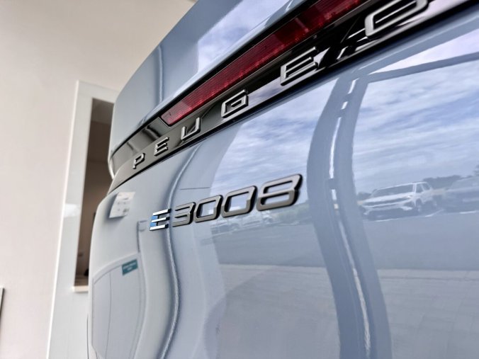 Peugeot 3008, Peugeot 3008 Elektromobil, e-dojezd 520km, barva modrá