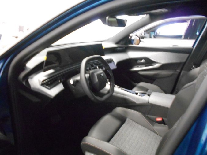 Peugeot 5008, Peugeot 5008 ALLURE Hybrid 145 e-DCS6, barva modrá