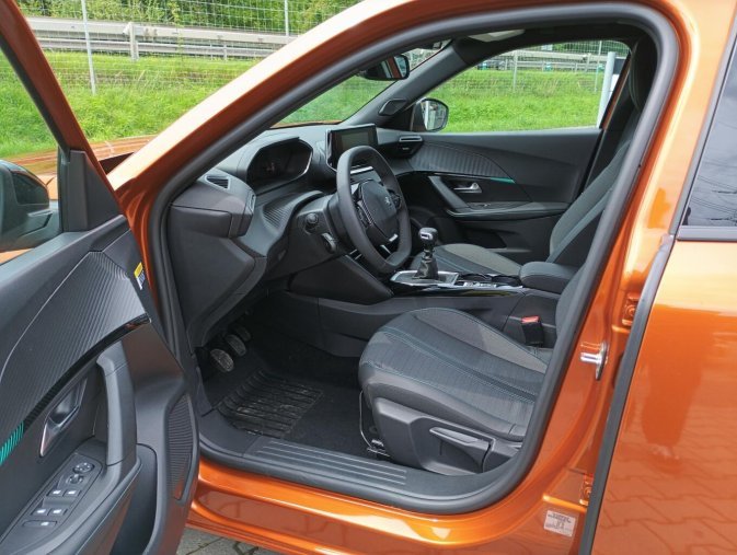 Peugeot 2008, Peugeot 2008 ALLURE PureTech 130k MAN6, barva oranžová