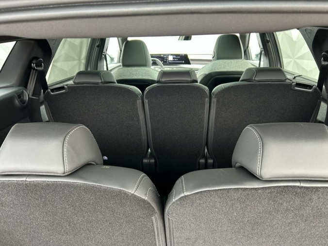 Peugeot 5008, Peugeot 5008 GT Hybrid 145 e-DCS6, barva stříbrná
