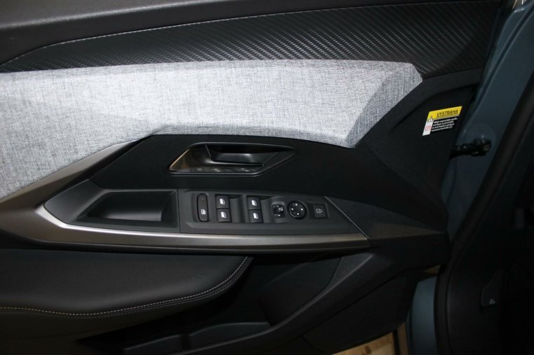 Peugeot 3008, Peugeot 3008 ALLURE Hybrid 136 e-DCS6, barva modrá