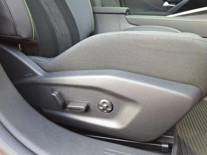 Peugeot 408, Peugeot 408 GT Hybrid 145 e-DCS6, barva červená