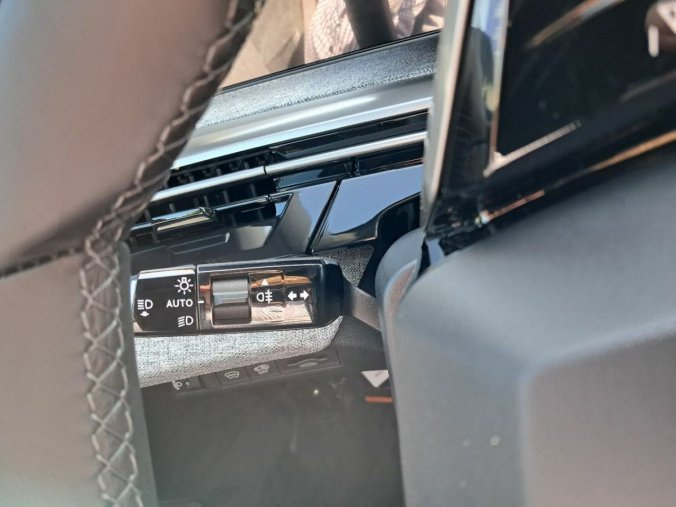 Peugeot 5008, Peugeot 5008 5008 ALLURE Hybrid 145 e-DCS6, barva modrá