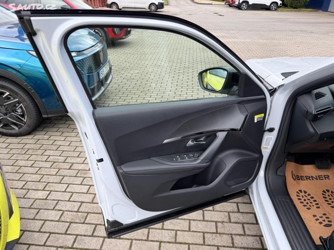 Peugeot 2008, Peugeot 2008 ALLURE PureTech 130k EAT8, barva bílá