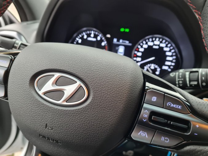 Hyundai i30, 1,5 T-GDI 117 kW iMT MHEV, barva bílá