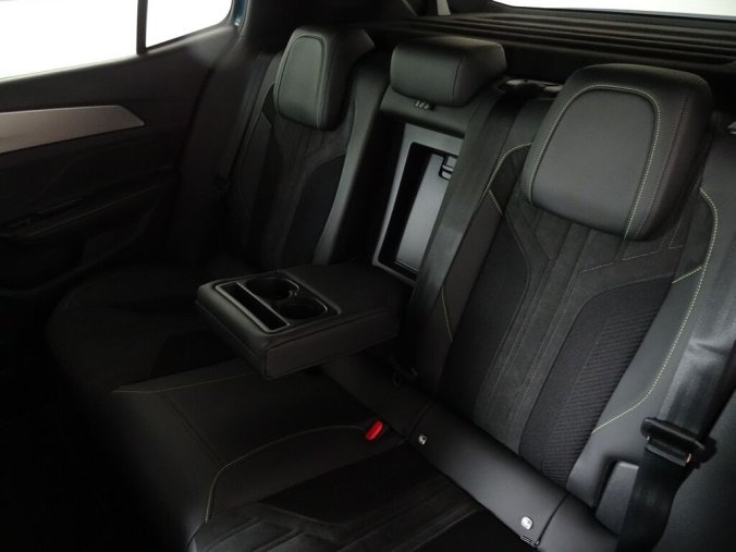 Peugeot 408, Peugeot 408 GT Hybrid 136 e-DCS6, barva modrá