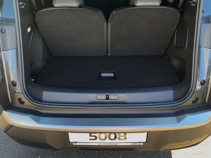 Peugeot 5008, Peugeot 5008 GT Hybrid 145 e-DCS6, barva šedá