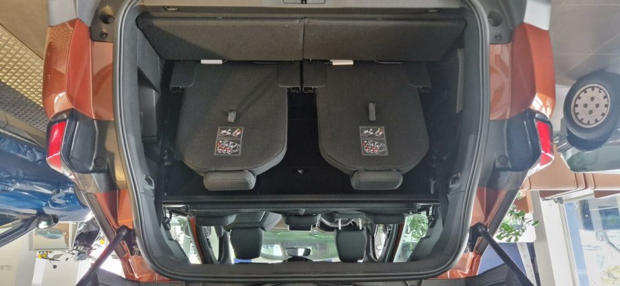 Peugeot 5008, Peugeot 5008 1,2 Active Pack 1,2 PT130k MAN6, barva hnědá