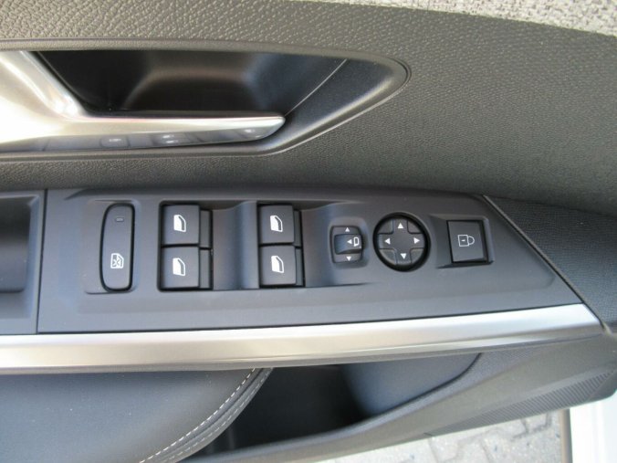 Peugeot 5008, Peugeot 5008 ALLURE Hybrid 145 e-DCS6, barva bílá