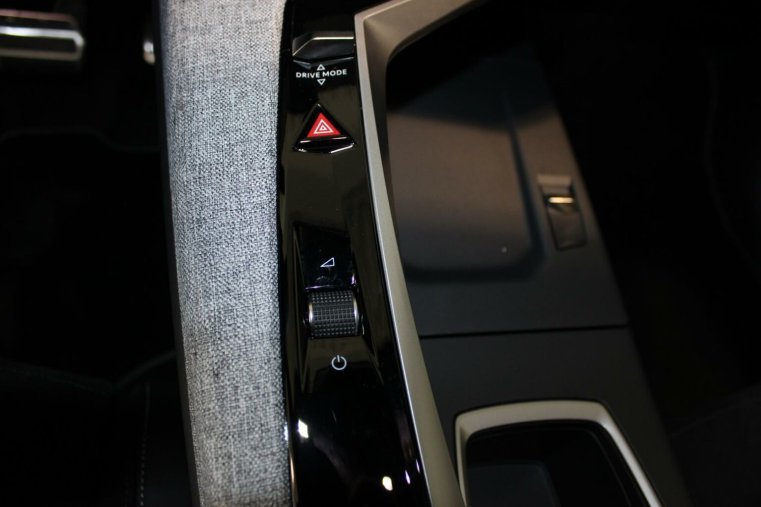 Peugeot 5008, Peugeot 5008 GT Hybrid 136 e-DCS6, barva modrá