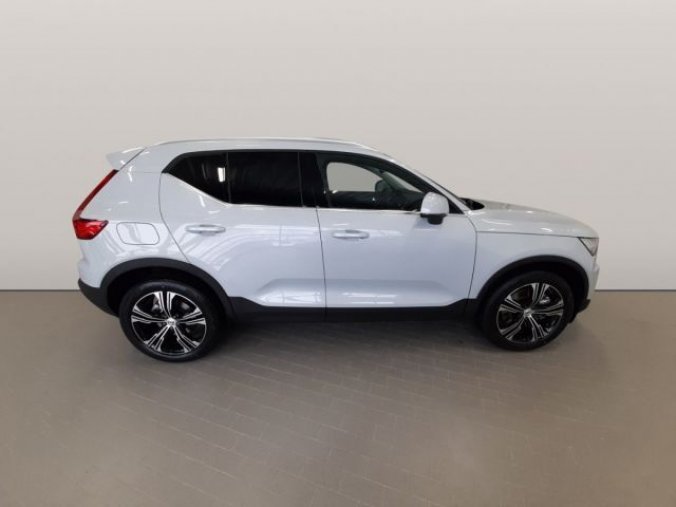 Volvo XC40, T5 FWD RECHARGE 1.5L 180 HP IN, barva stříbrná