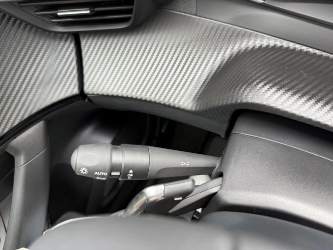 Peugeot 2008, Peugeot 2008 ALLURE Hybrid  1,2 145 e-DCS6, barva modrá