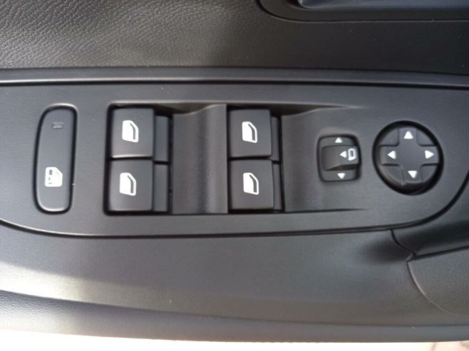 Peugeot 2008, Peugeot 2008 ALLURE 1.2 PureTech 7 let zár., barva šedá