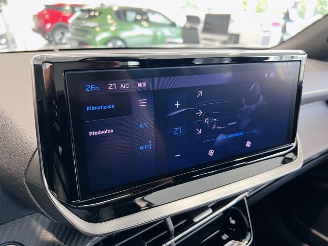 Peugeot 2008, Peugeot 2008 GT Elektro, e-dojezd 341km, barva bílá