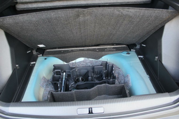 Peugeot 2008, Peugeot 2008 ALLURE Hybrid 145 e-DCS6, barva modrá