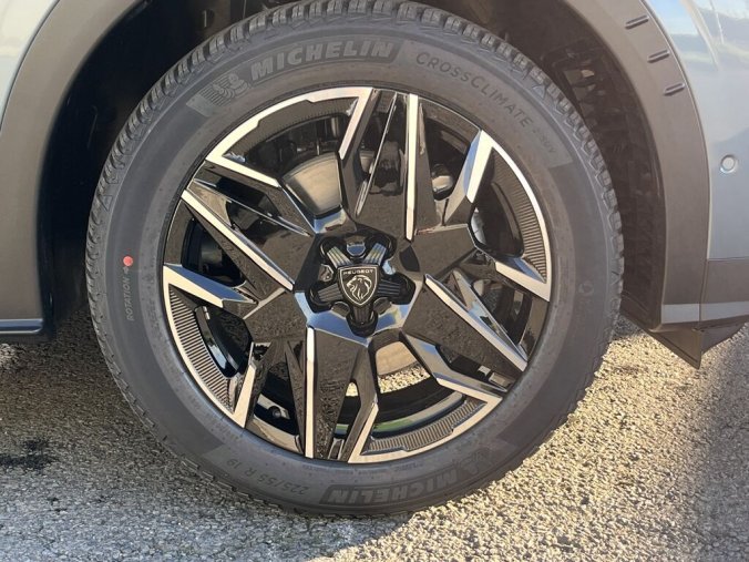 Peugeot 5008, Peugeot 5008 GT Hybrid 145 e-DCS6, barva modrá