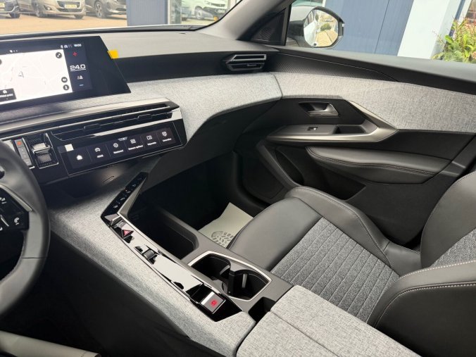 Peugeot 3008, Peugeot 3008 ALLURE Hybrid 145 e-DCS6, barva bílá