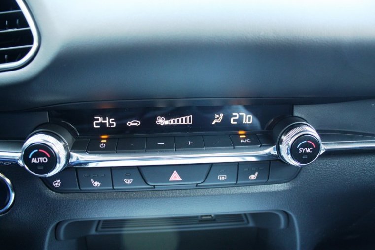 Mazda CX-30, SKYACTIV-X, barva šedá