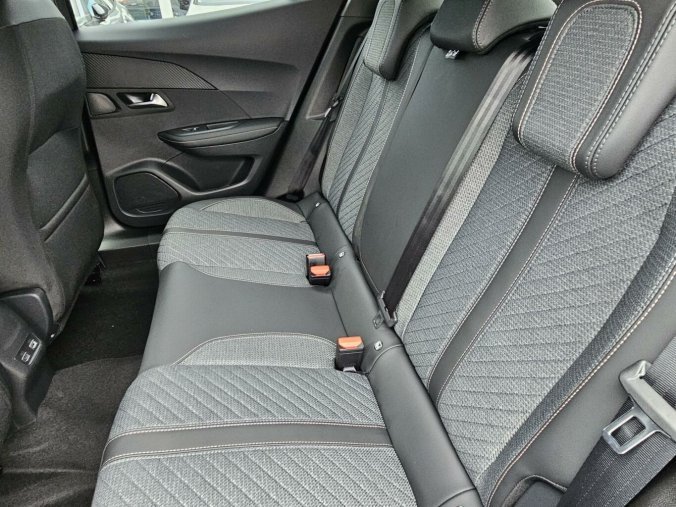 Peugeot 2008, Peugeot 2008 ALLURE Elektro 156k 54 kWh, barva šedá