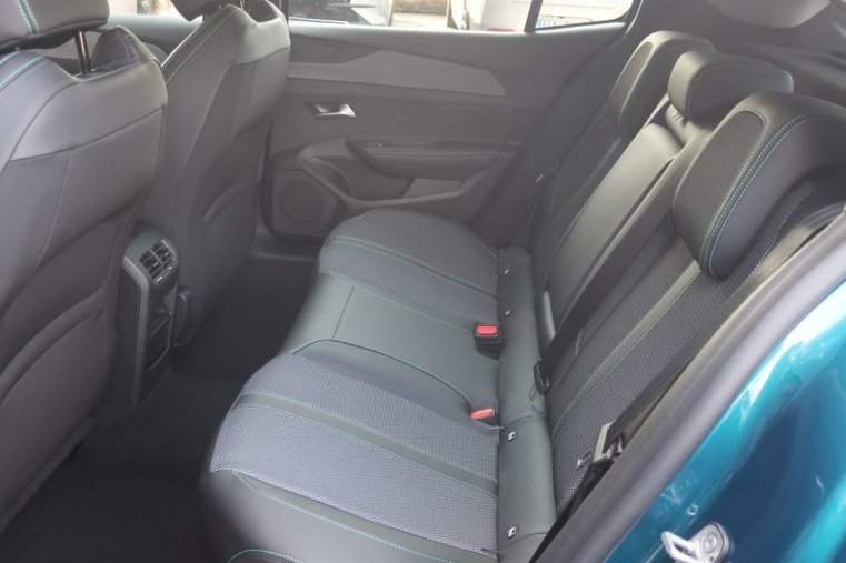 Peugeot 408, Peugeot 408 Allure hybrid 136e - DCS6, barva modrá