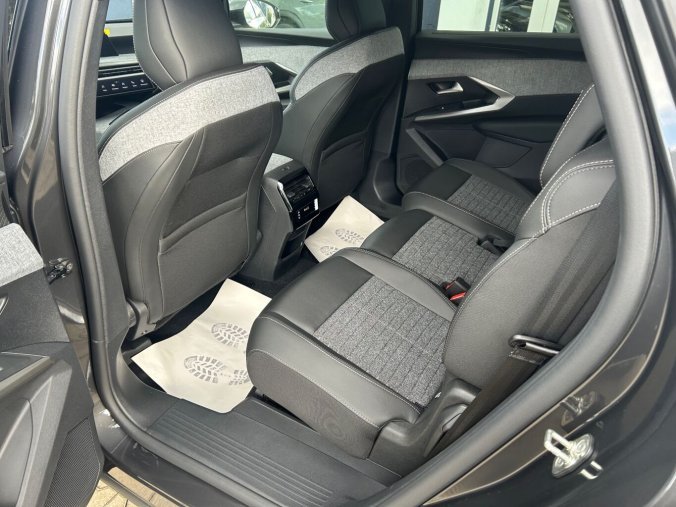 Peugeot 5008, Peugeot 5008 ALLURE Hybrid 145 e-DCS6, barva šedá