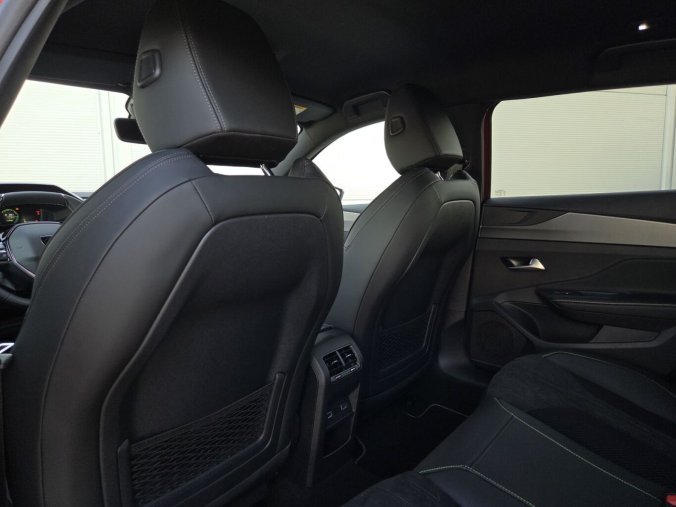 Peugeot 408, Peugeot 408 GT Hybrid 145 e-DCS6, barva červená