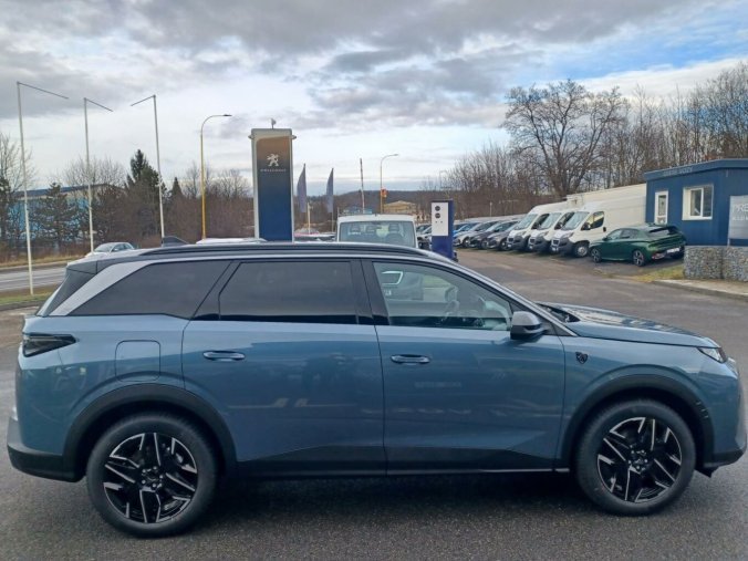 Peugeot 5008, Peugeot 5008 GT Hybrid 136 e-DCS6, barva modrá