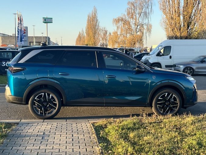 Peugeot 5008, Peugeot 5008 GT Hybrid 145 e-DCS6, barva modrá