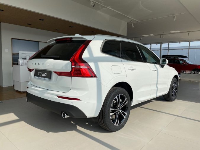 Volvo XC60, hatchback, MOMENTUM PRO SUV 2,0 B4 Mild-Hybrid, diesel, barva bílá