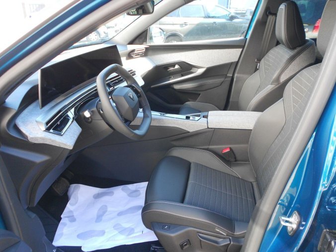 Peugeot 3008, Peugeot 3008 ALLURE Hybrid 136 e-DCS6, barva modrá