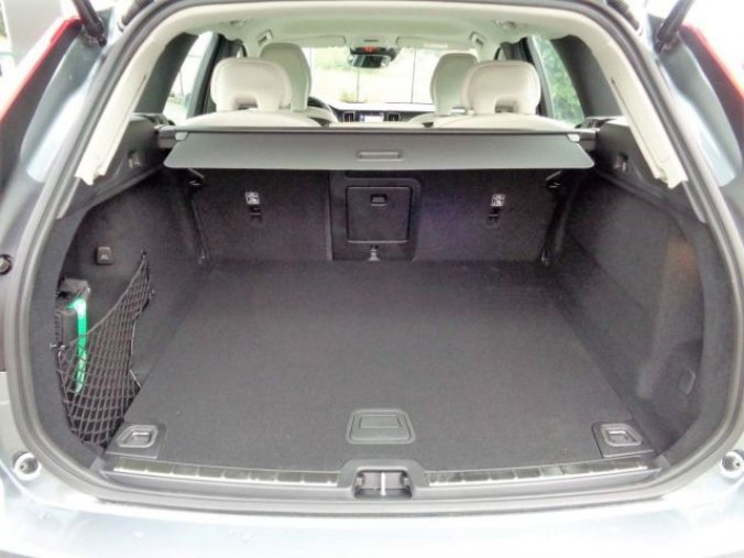 Volvo XC60, T5 2.0L 250 HP MOMENTUM PRO AT, barva šedá