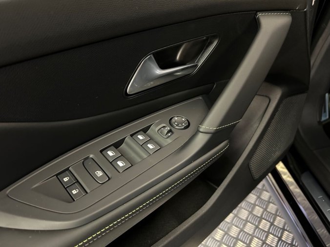Peugeot 408, Peugeot 408 408 GT Hybrid 145 e-DCS6, barva černá