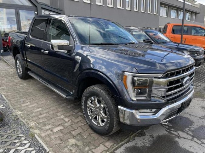 Ford F-150, SuperCrew 5,0 Lariat, barva šedá