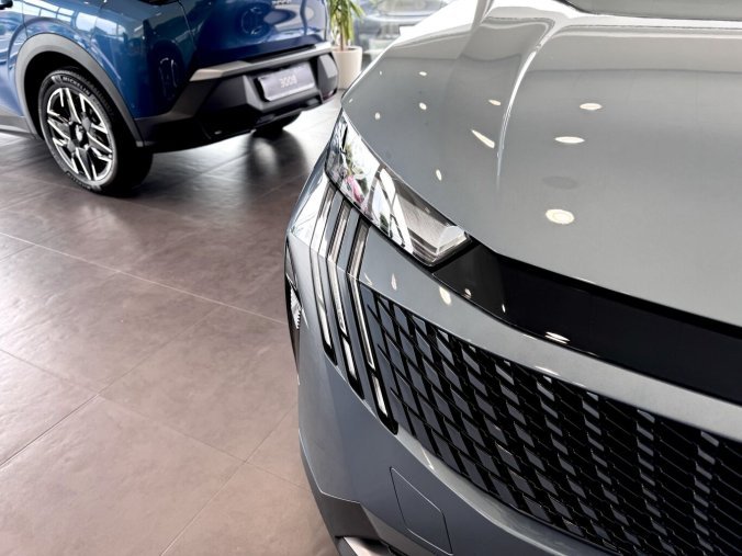 Peugeot 3008, Peugeot 3008 Elektromobil, e-dojezd 520km, barva modrá