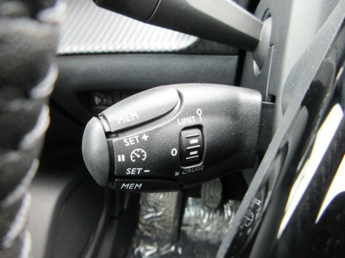 Peugeot 2008, Peugeot 2008 ALLURE PureTech 100 S&S MAN6, barva šedá