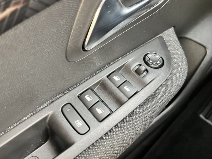 Peugeot 208, Peugeot 208 STYLE Turbo 100 MAN6, barva černá