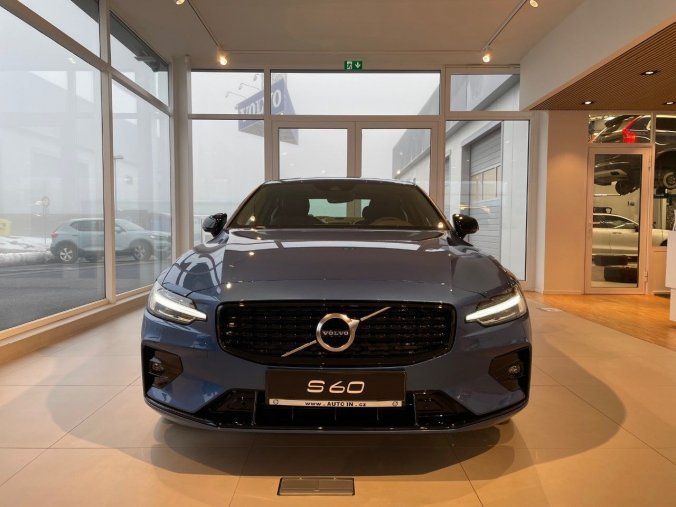 Volvo S60, sedan, R-DESIGN Sedan 2,0 B4 Mild-Hybrid, barva modrá