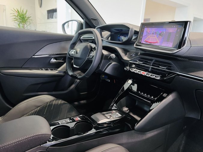 Peugeot 2008, Peugeot 2008 GT Elektro, e-dojezd 341km, barva bílá