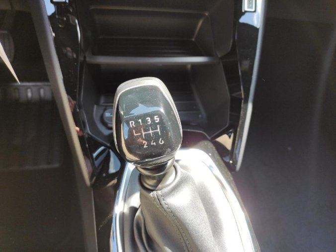 Peugeot 2008, Peugeot 2008 ALLURE 1.2 TURBO 100k 2xkamera, barva stříbrná
