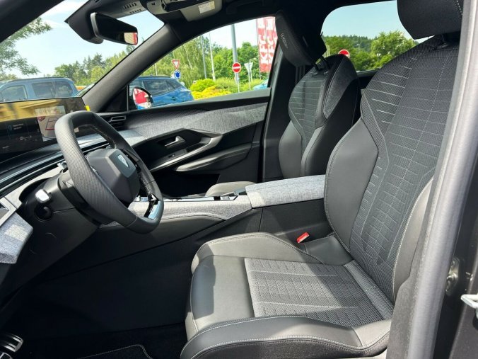 Peugeot 5008, Peugeot 5008 GT Hybrid 145 e-DCS6, barva šedá