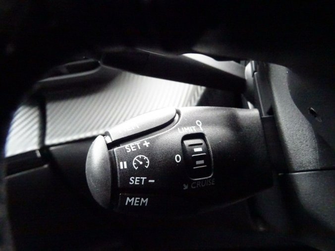 Peugeot 2008, Peugeot 2008 ALLURE Hybrid 145k e-DCS6, barva šedá