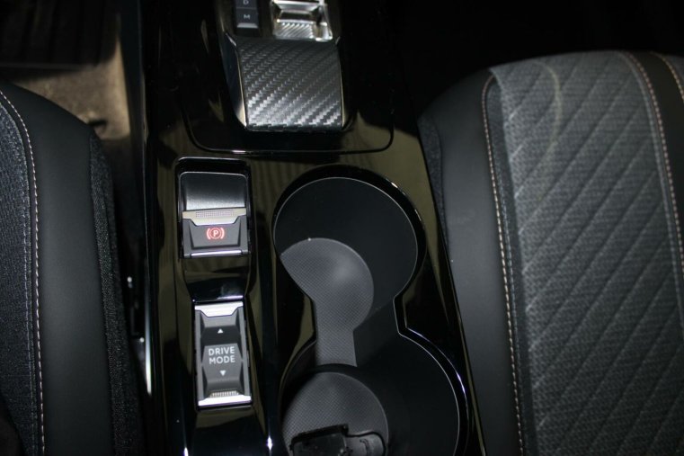 Peugeot 2008, Peugeot 2008 ALLURE Hybrid 136 e-DCS6, barva modrá