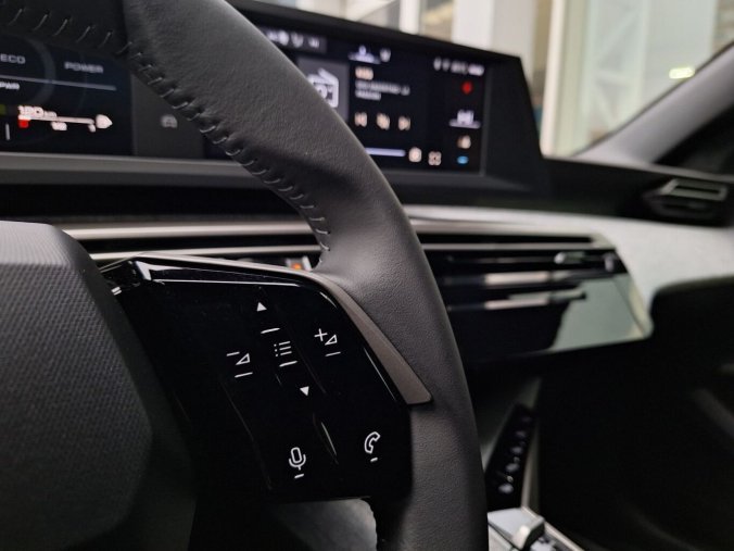 Peugeot 5008, Peugeot 5008 ALLURE Hybrid 145 e-DCS6, barva modrá