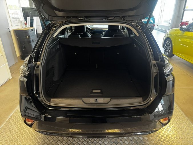 Peugeot 308, Peugeot 308 SW ALLURE Hybrid 145 e-DCS6, barva černá
